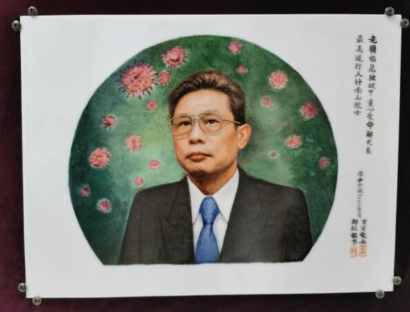 硬核爺爺宅家2個月創(chuàng)作鐘南山屠呦呦瓷板畫 硬核爺爺宅家2個月創(chuàng)作鐘南山屠呦呦瓷板畫